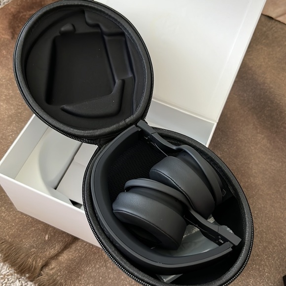 LTD WIRELESS ON-EAR HEADPHONE BY MUZIK - Picture 9 of 12